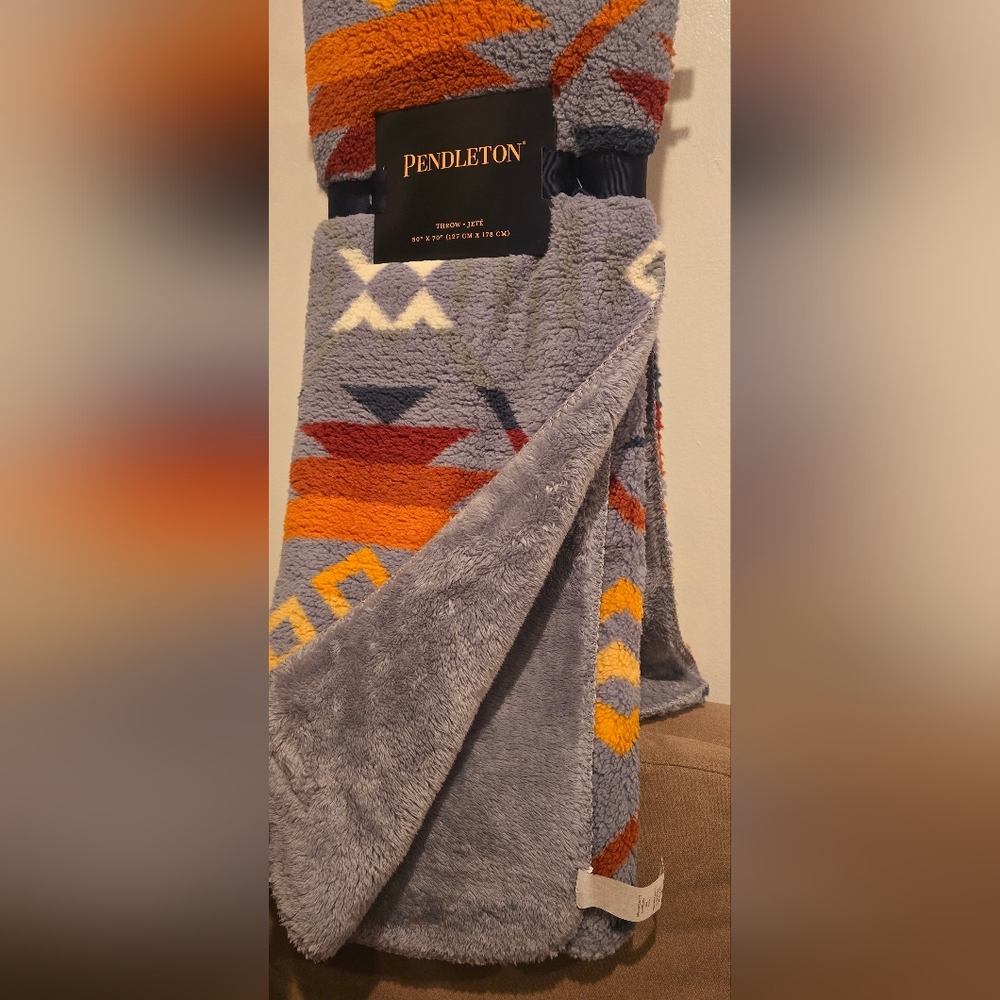 NWT Pendleton Coyote Multicolor Sherpa Throw Fleece Blanket